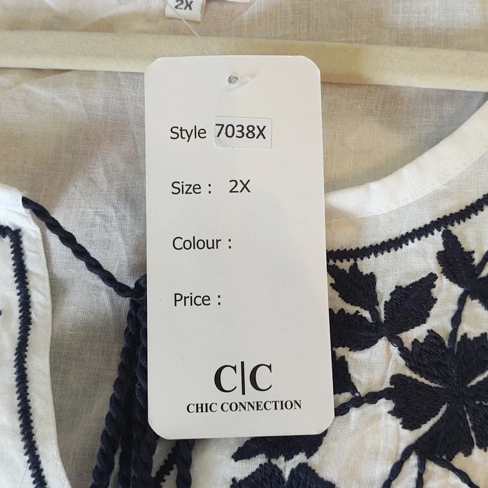 Chic Connections White and Navy 2X Embroidered Women's Top - Picture 6 of 6